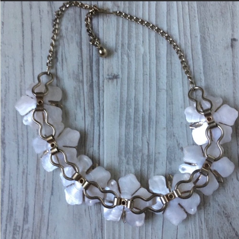Vintage pink flowered necklace.
15 inches
Excellent condition! - Picture 5 of 5